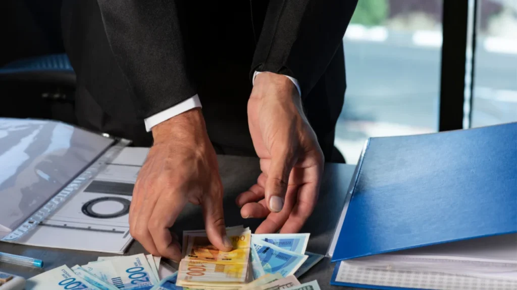 Managing Money in Israel